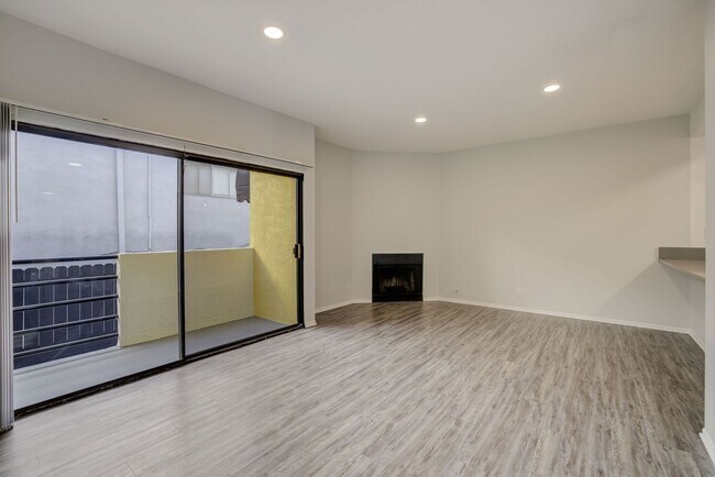 Interior Photo - 711 N. Sweetzer Ave