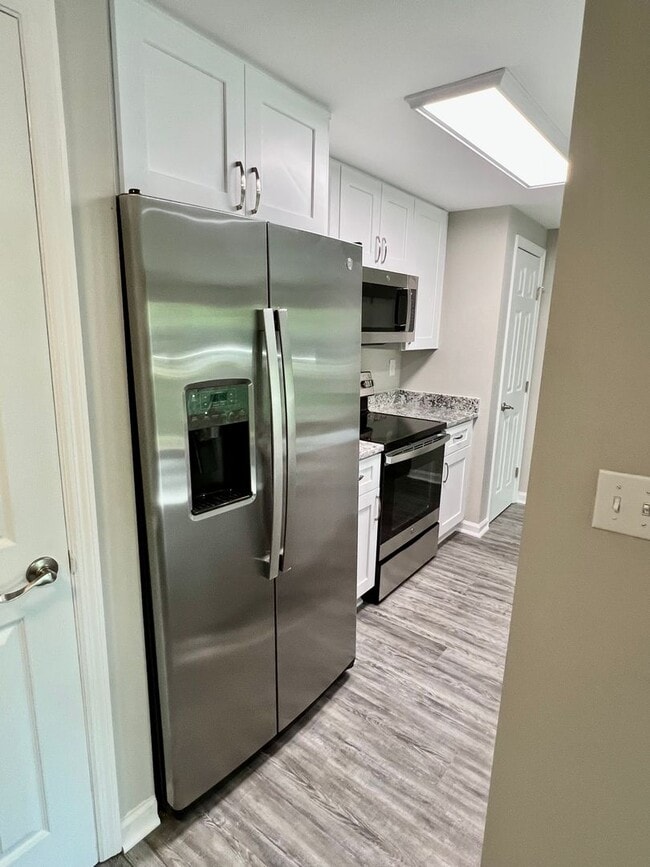 Building Photo - University Spacious 1st floor Condo