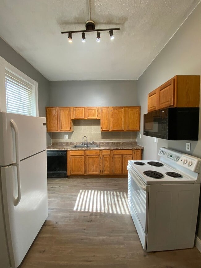 Building Photo - Get it while it lasts! Spacious 4 Bedroom ...