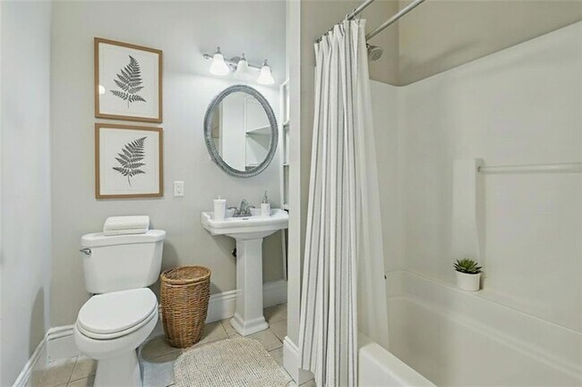 Building Photo - 5705 Prytania St