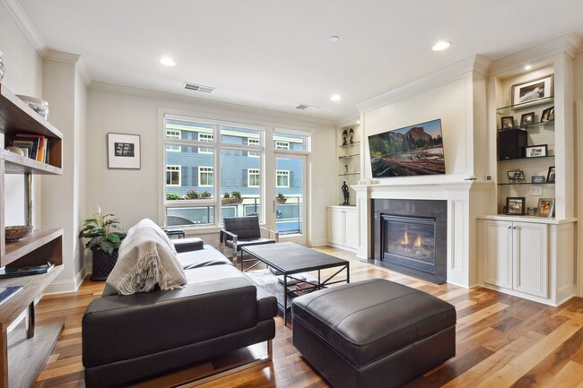 Built-ins and floating shelves to help display your decor - 875 Lake St N