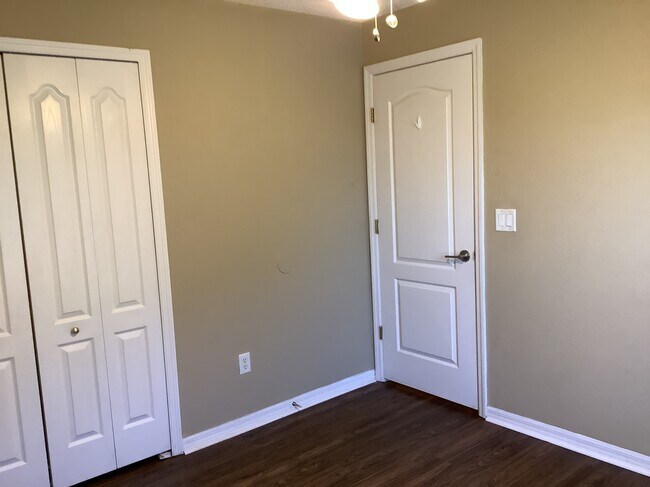 Building Photo - 2207 Golden Ivy Way
