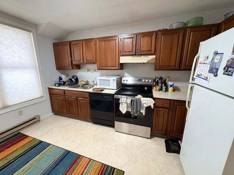 Building Photo - K6 Stonehedge Dr