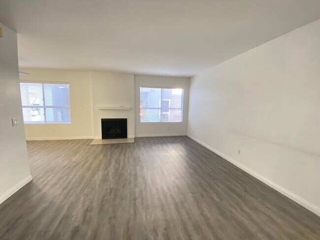 Building Photo - 3445 Mentone Ave