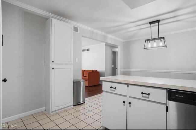 Building Photo - 321 Meadowbrook Ave