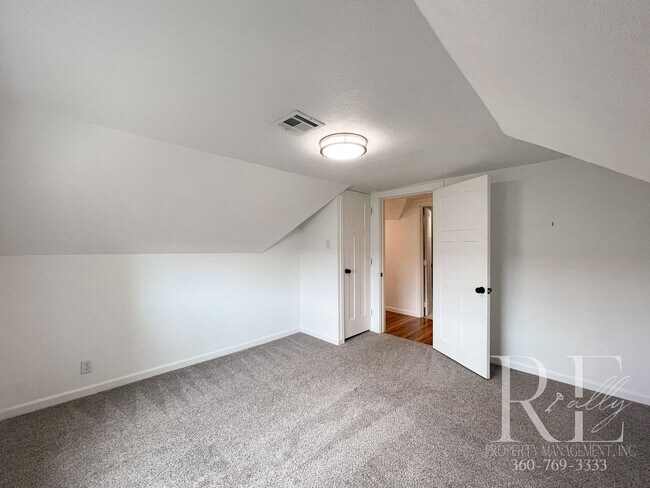 Building Photo - 3BR Bremerton Home with Vintage Charm & Mo...