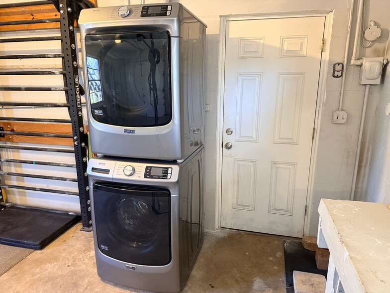 Maytag washer/dryer - 4126 35th Ave N