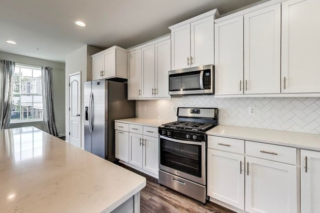 Building Photo - Luxurious on Lanham Hill - 3 + 3.5 Near New TH 3 bed + 3 Ba