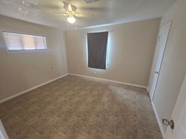 Building Photo - Spacious 3bd/1ba in a HUGE GATED Property!