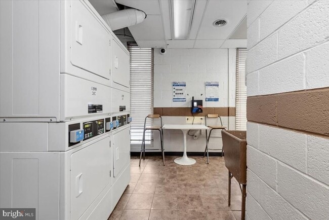 Building Photo - 4520 King St