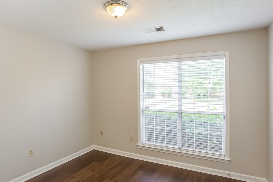 Building Photo - 7842 Benton Dr