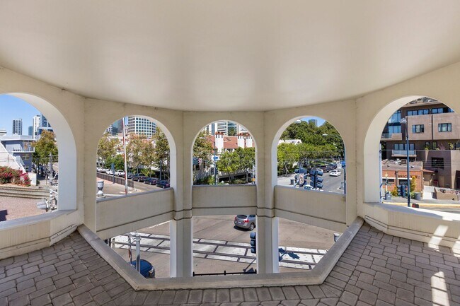 Building Photo - Stunning Marina District 2 Bedroom + a Lof...