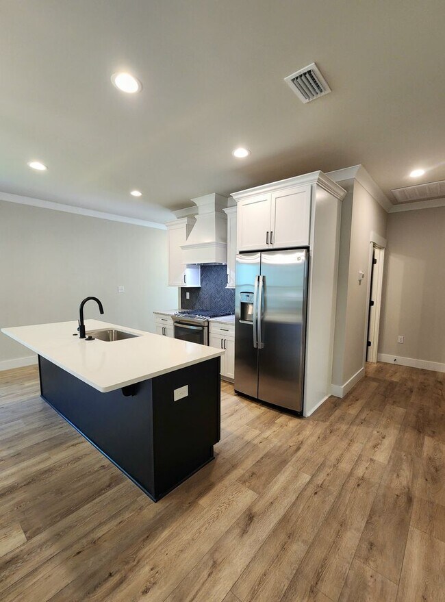 Building Photo - Stunning new executive home in Gulf Shores!
