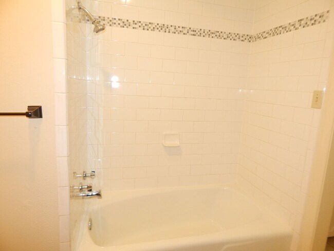 Building Photo - Spacious 3 Bedroom, 2 Bath Duplex in Tyler!