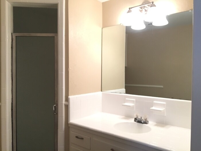 Building Photo - 1718 Glen Alta Dr