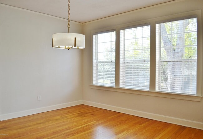 Building Photo - 2262 Myra St