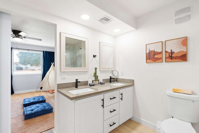 Building Photo - 4530 W Paradise Dr