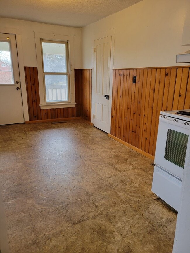 Building Photo - 2 Bedroom Duplex
