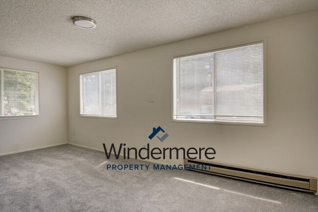 Building Photo - 4 bedroom 3 bathroom pet friendly home