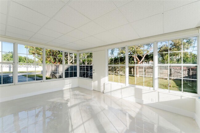 Building Photo - 1621 S 16th Ave