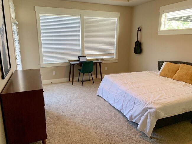 Building Photo - Beautiful 3 Bed/3 Bath Single Level Home i...