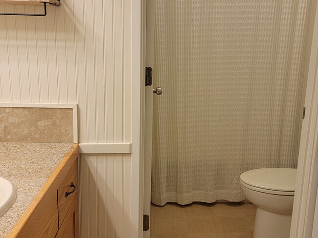 Building Photo - 6901 Robin Ct