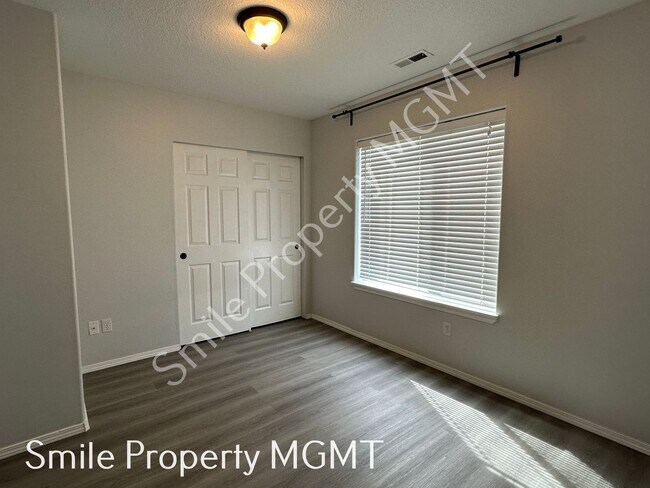 Building Photo - 3 Bedroom House in Happy Valley