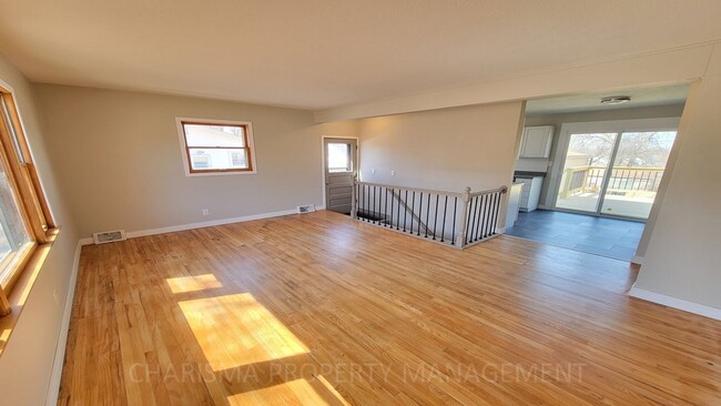 Building Photo - Newly Updated 2 Bedroom, 1.5 Bath House, C...