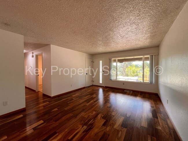 Building Photo - Beautifully Remodeled Gresham Ranch
