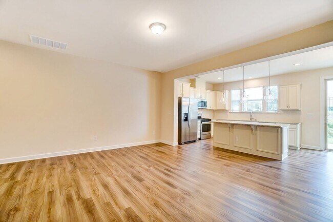 Building Photo - (Coming Soon) 3 Bedroom Townhome in Steele Creek!