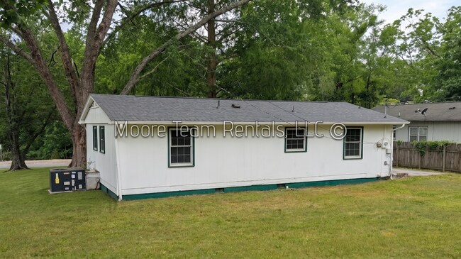 Building Photo - 120 Robin St
