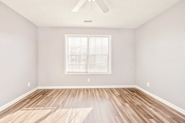 Building Photo - Up to Date Condo