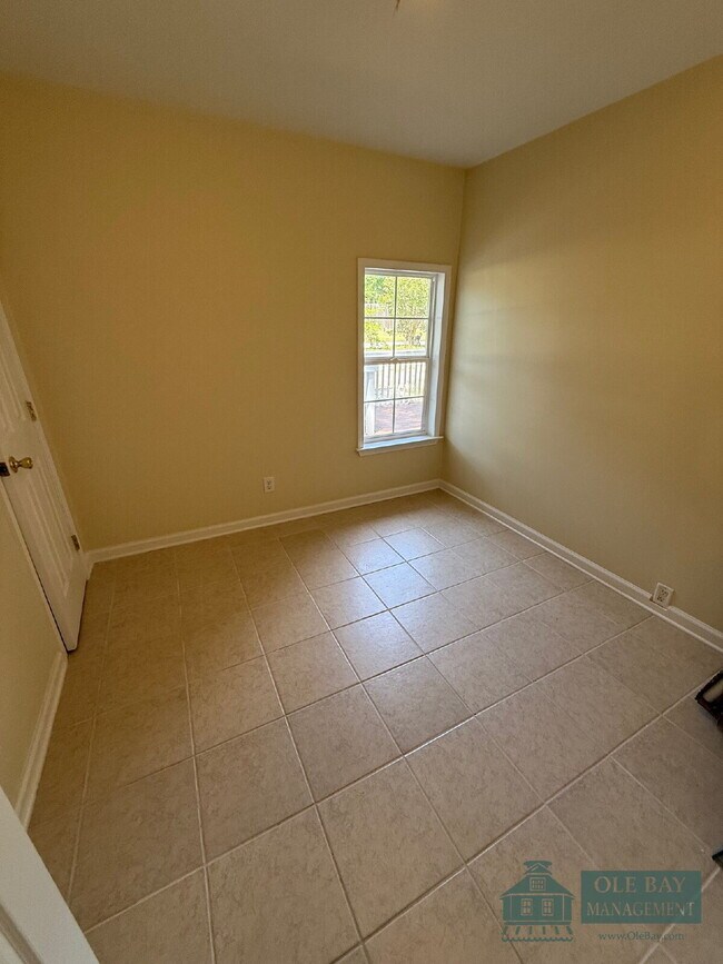 Building Photo - Nice 5 bedroom , 3 bath home located in Mobile.  All approved applications are subject to an 18-m...