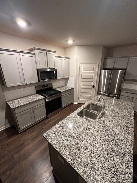 Building Photo - 3283 Hawthorn Farm Blvd