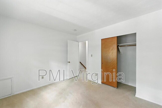 Building Photo - 709 Fiona Ln