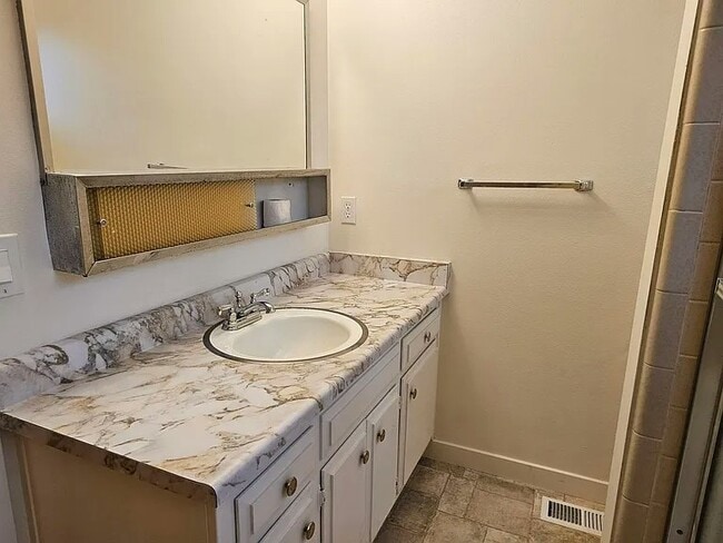 Building Photo - 405 W Southwood Dr