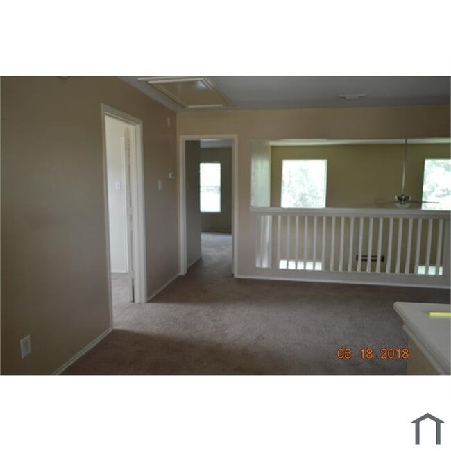 Building Photo - 815 Hillock Bluff Cir