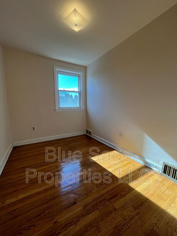 Building Photo - 202 Davis Ave