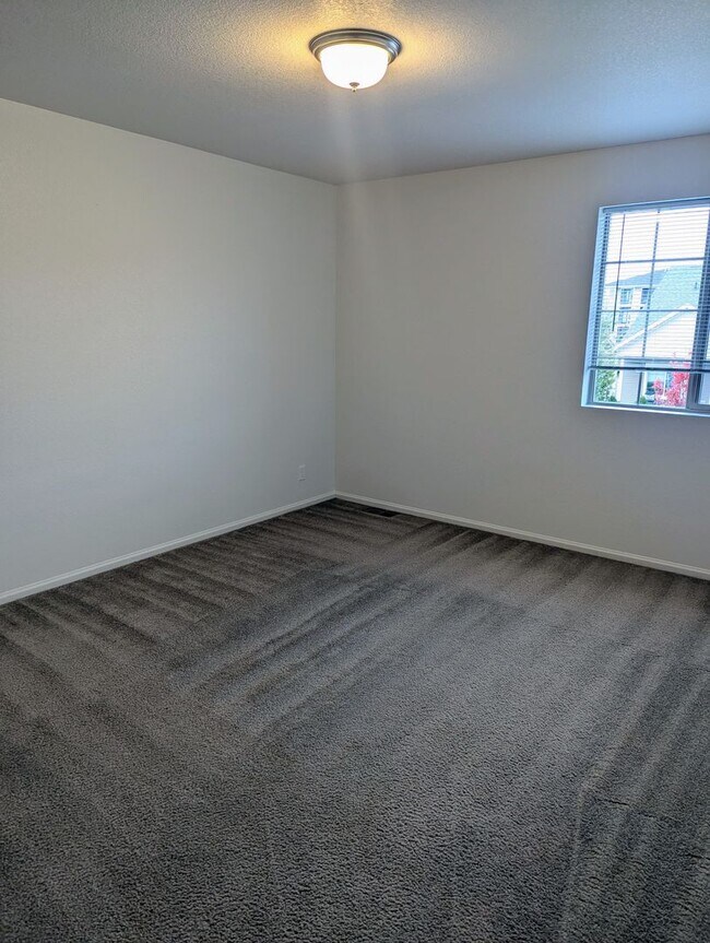 Building Photo - MASSIVE 4-BEDROOM, 3-BATHROOM HOME NEAR DI...