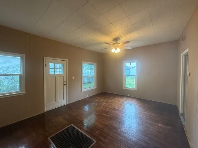 Building Photo - Two Bedroom, one bathroom house, Located i...