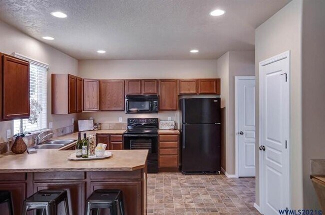 Building Photo - 848 NE Millstream Pl