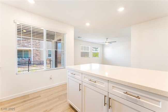 Building Photo - 943 Watford Pl