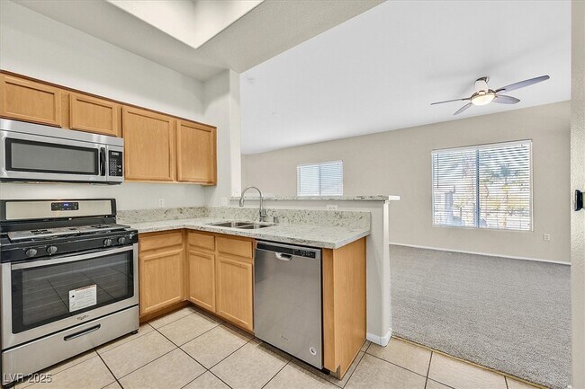 Building Photo - 2305 W Horizon Ridge Pkwy