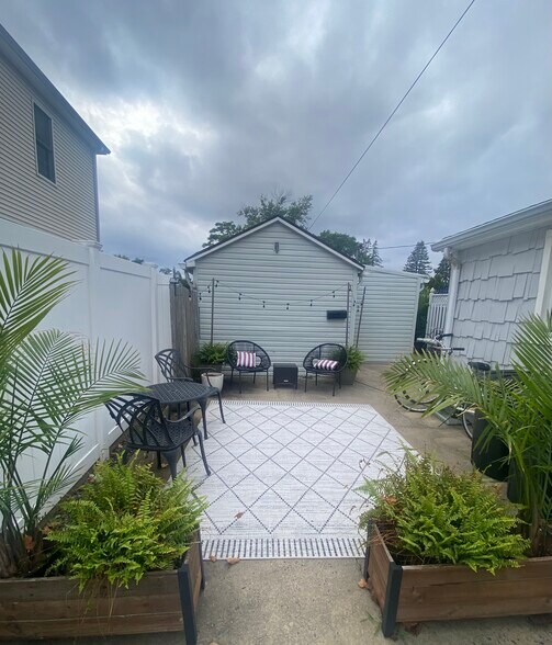 Entryway with sitting area from driveway - 115 10th Ave