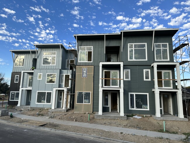 Building Photo - 522 E Heron Park St