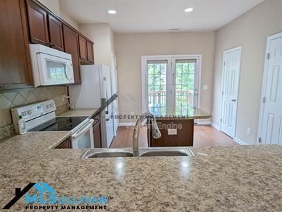 Building Photo - 100 Stratford Lakes Dr