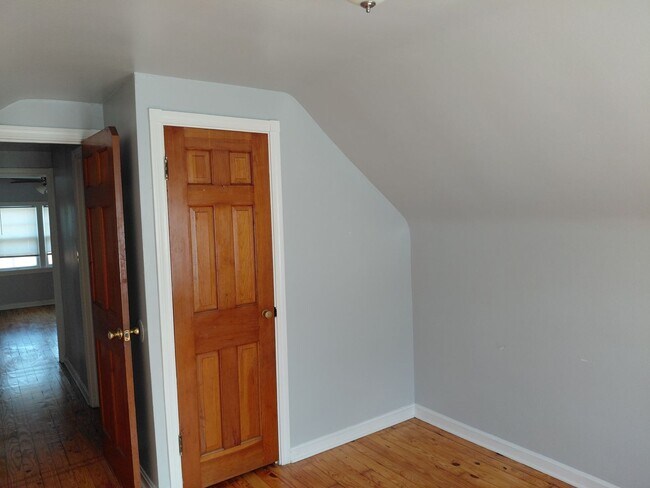 Building Photo - 4 bedroom, 2 full bath bungalow near Cedar and Warrensville