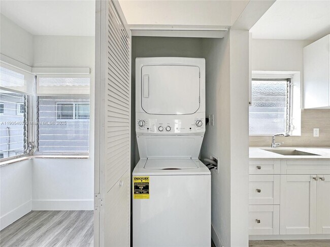 Building Photo - 1920 Biarritz Dr