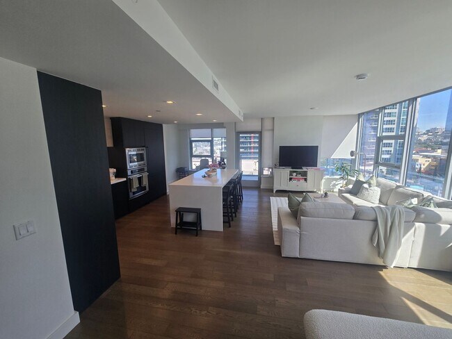 Building Photo - Savina by Bosa - Built 2020 - Bay & Downtown Views - 2 Parking Spots