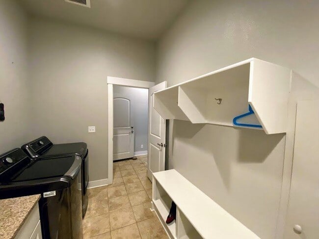 Building Photo - 5447 Valentia St